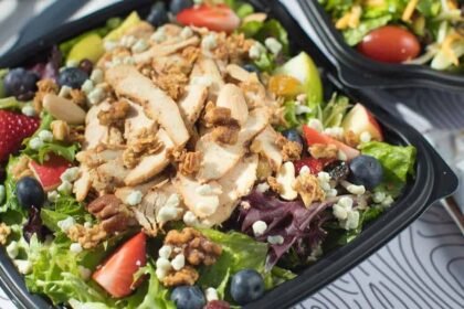 Diabetes-friendly salad from fast food restaurant