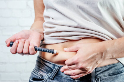 Man injecting insulin in his abdomen with an insulin pen