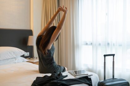 A 10-Minute Hotel Room Mobility Workout That’ll Make You Feel *So* Good After a Long Day of Travel